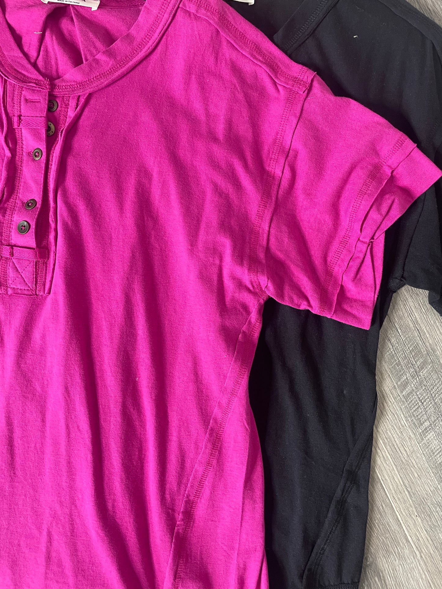 RAW EDGE DETAILED BUTTON CLOSURE TOP