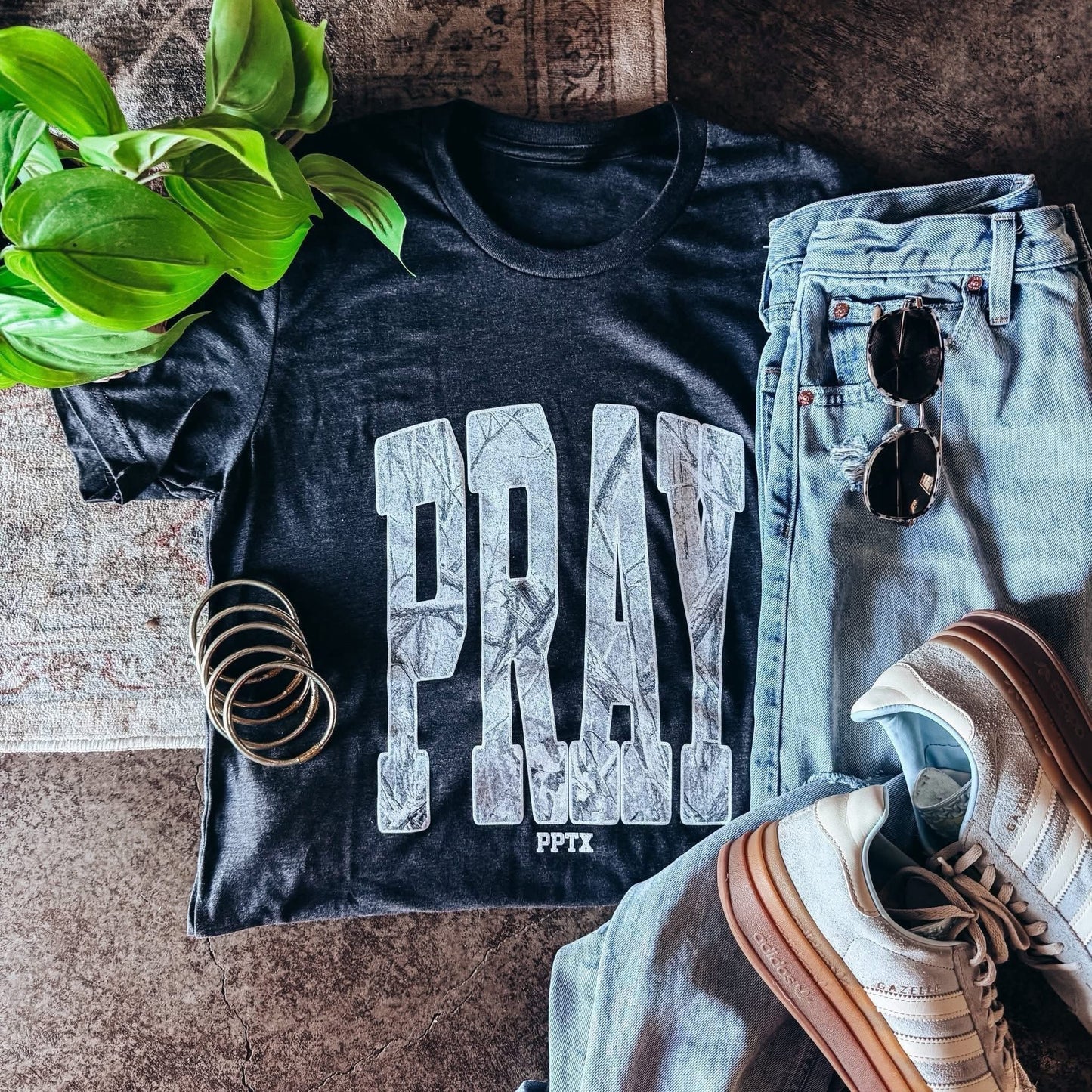 CAMO PRAY GRAPHIC TEE