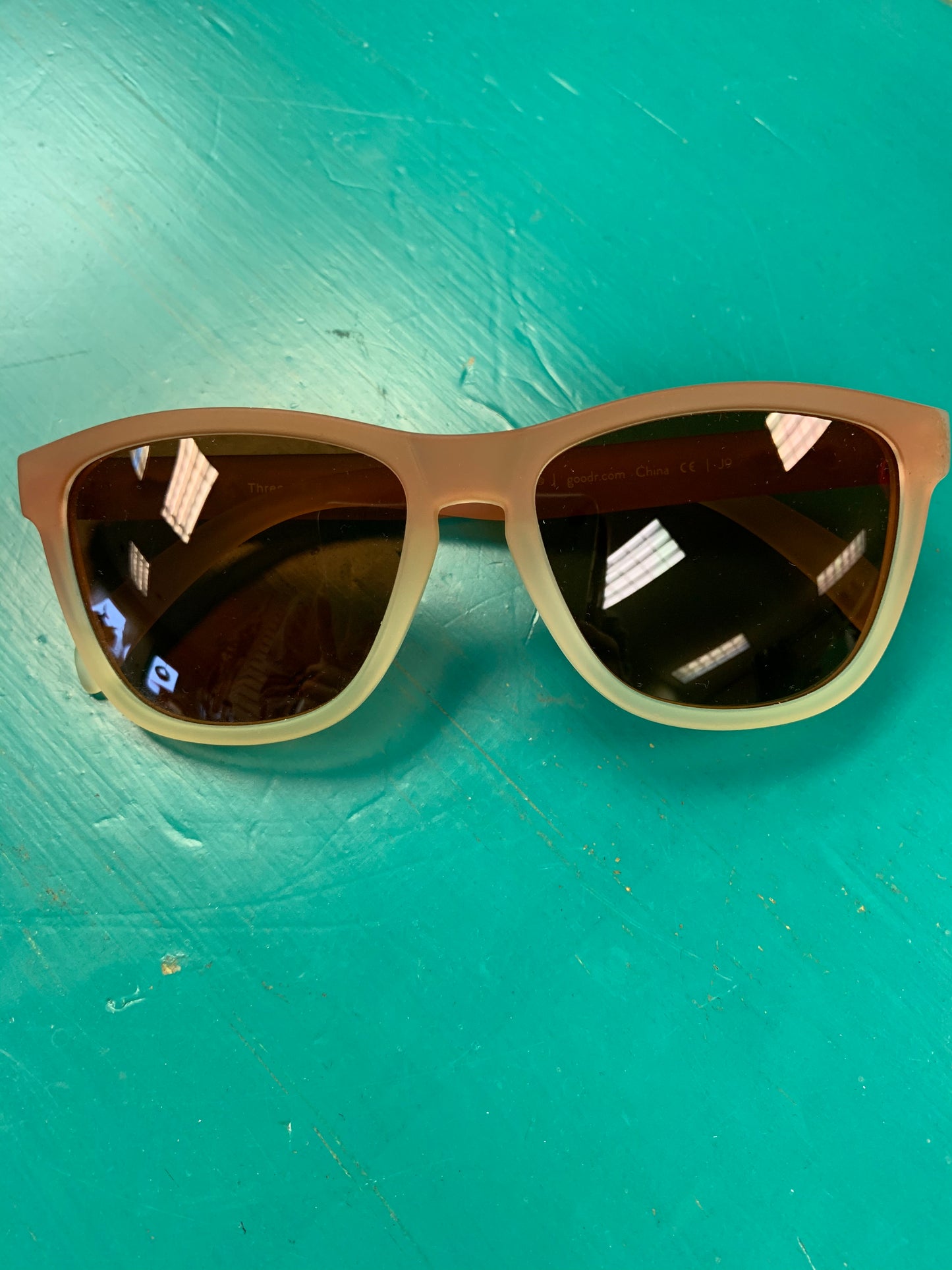 BROWN OMBRÉ SUNGLASSES