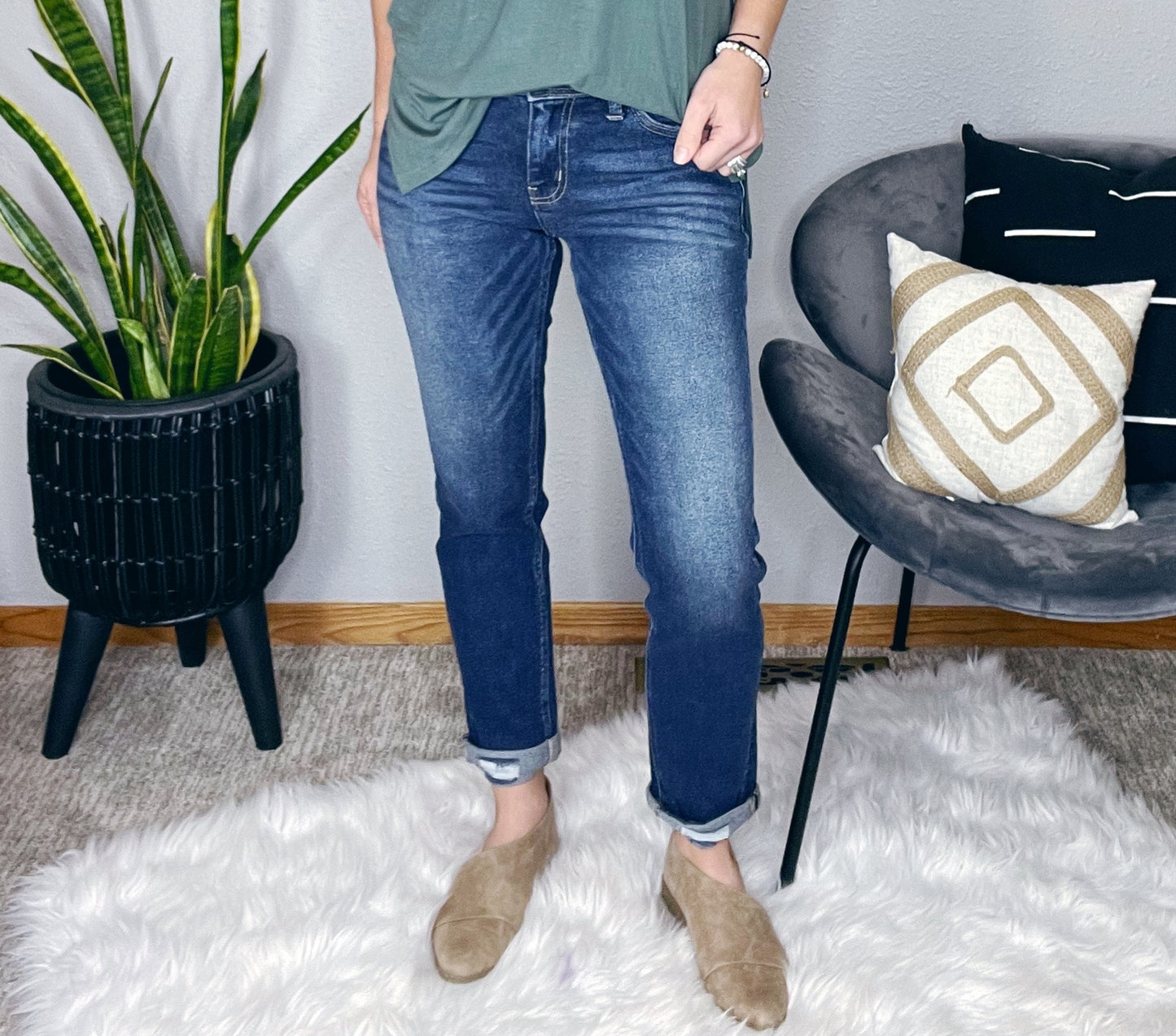 MID RISE TOP DISTRESSED BOYFRIEND JEAN