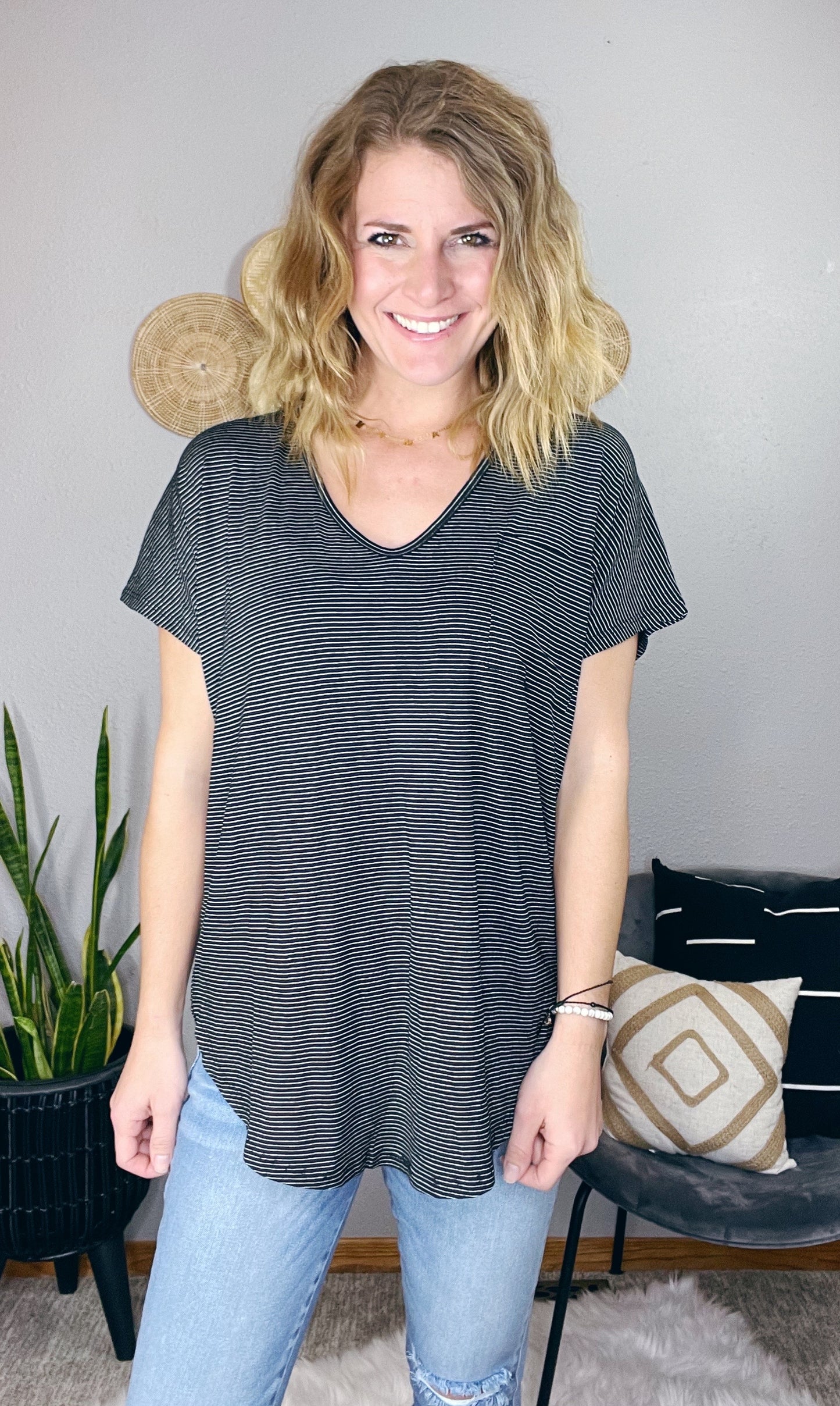 PIN STRIPE V-NECK CURVED HEM KNIT TOP