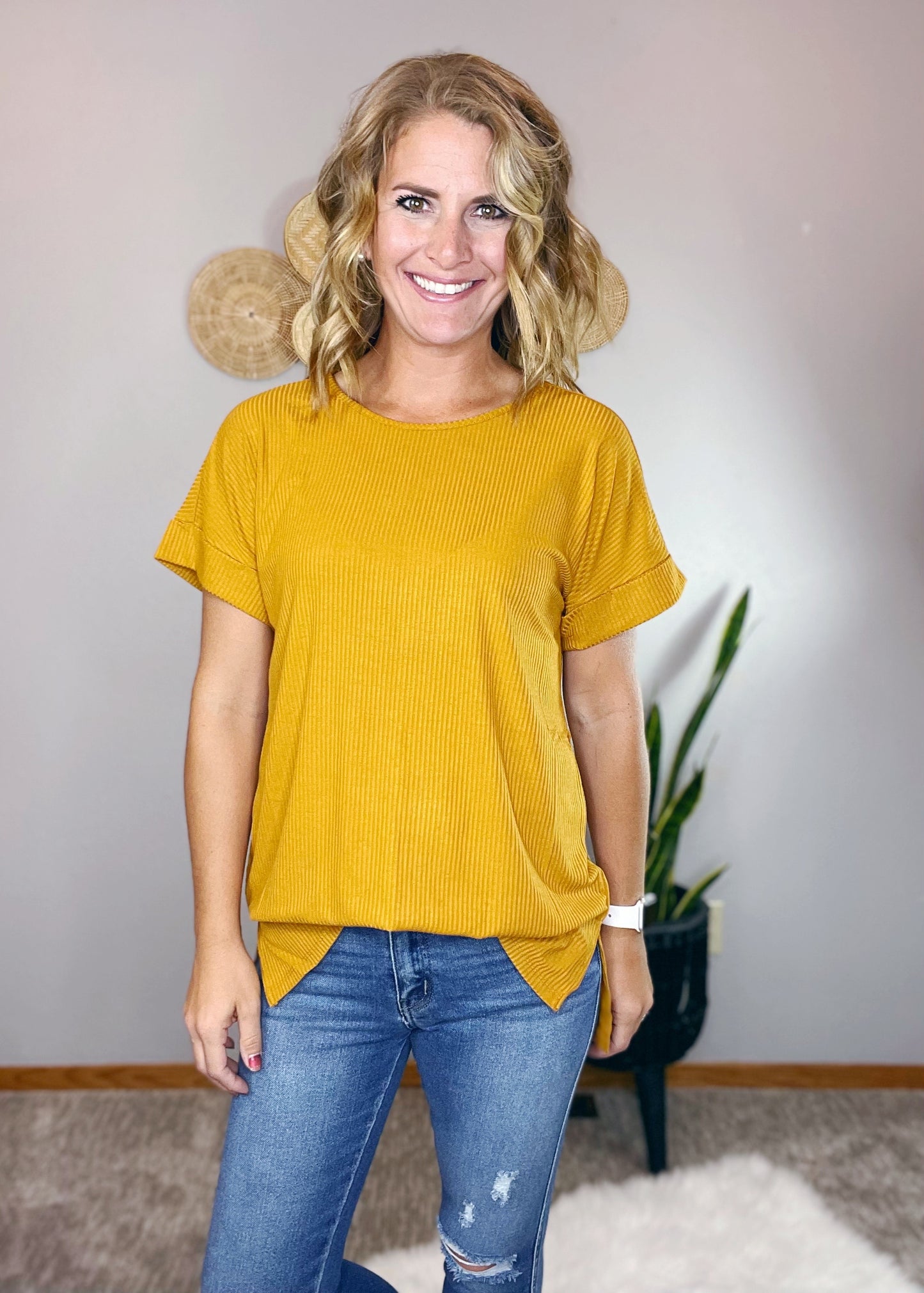 RIBBED ROUND NECK HI-LOW HEM TOP