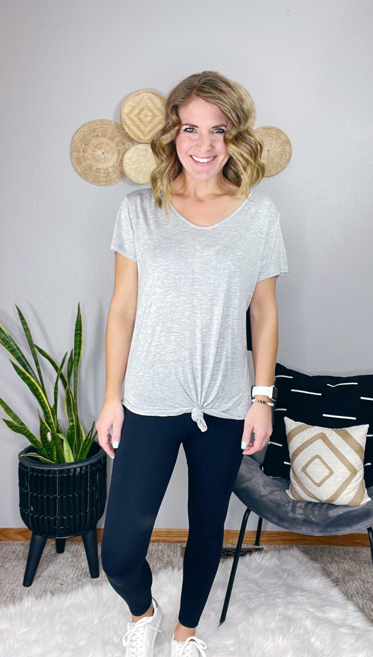 SCOOP NECK KNOT FRONT TOP