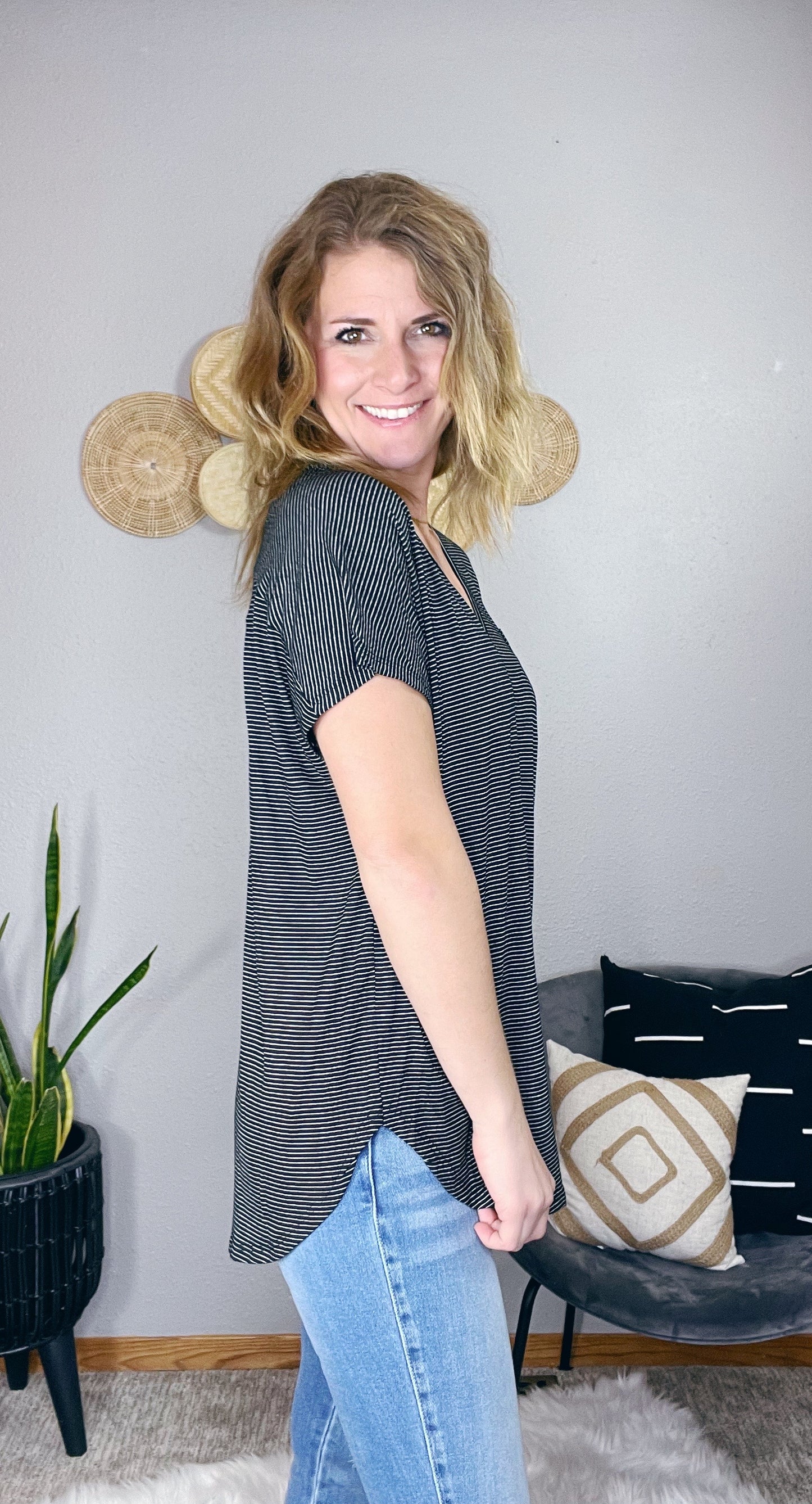 PIN STRIPE V-NECK CURVED HEM KNIT TOP