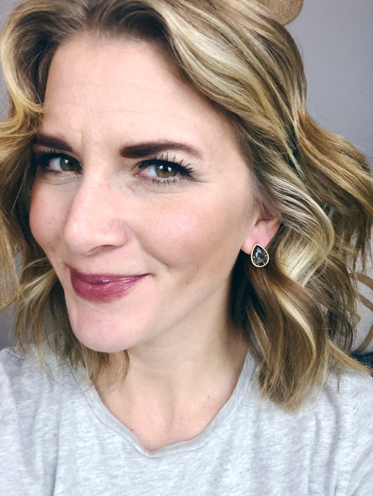 TEAR DROP STUD EARRING