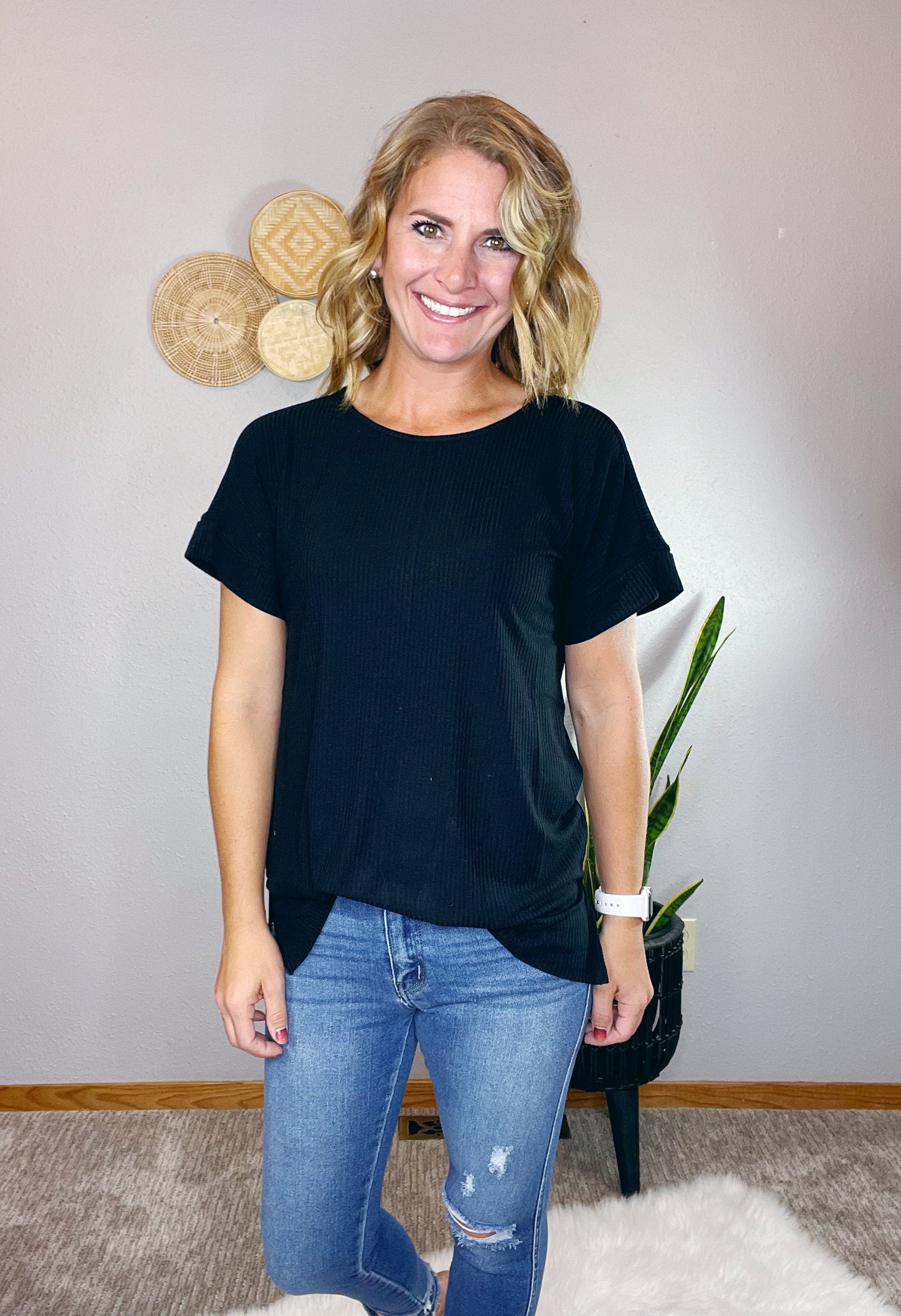 RIBBED ROUND NECK HI-LOW HEM TOP