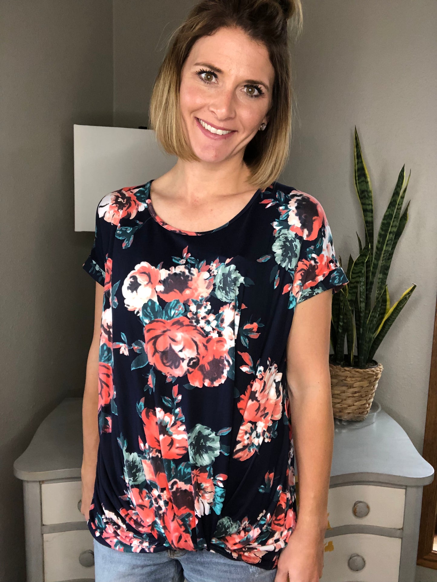 FLORAL FRONT KNOT TEE