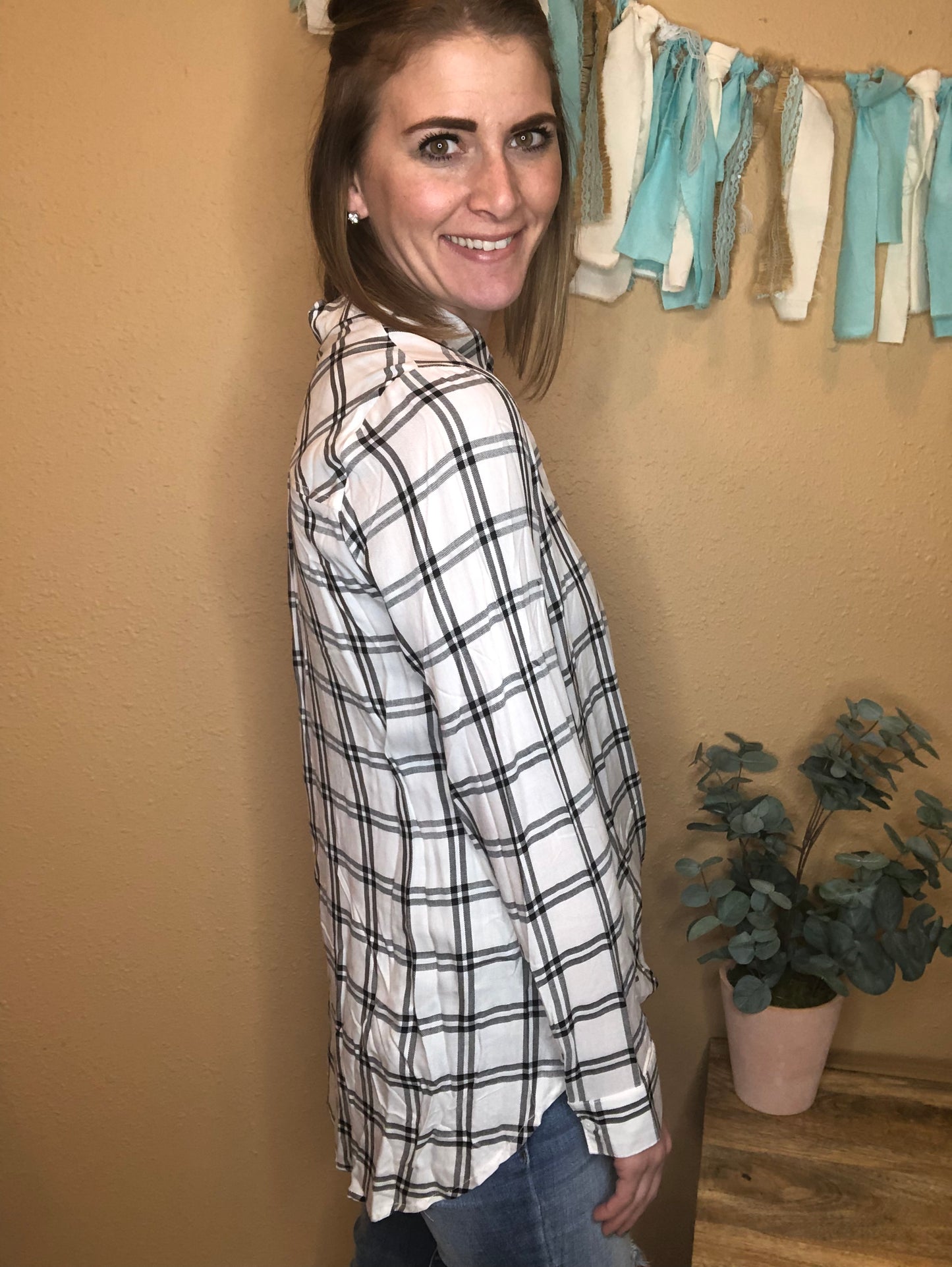PLAID TWIST HEM TOP