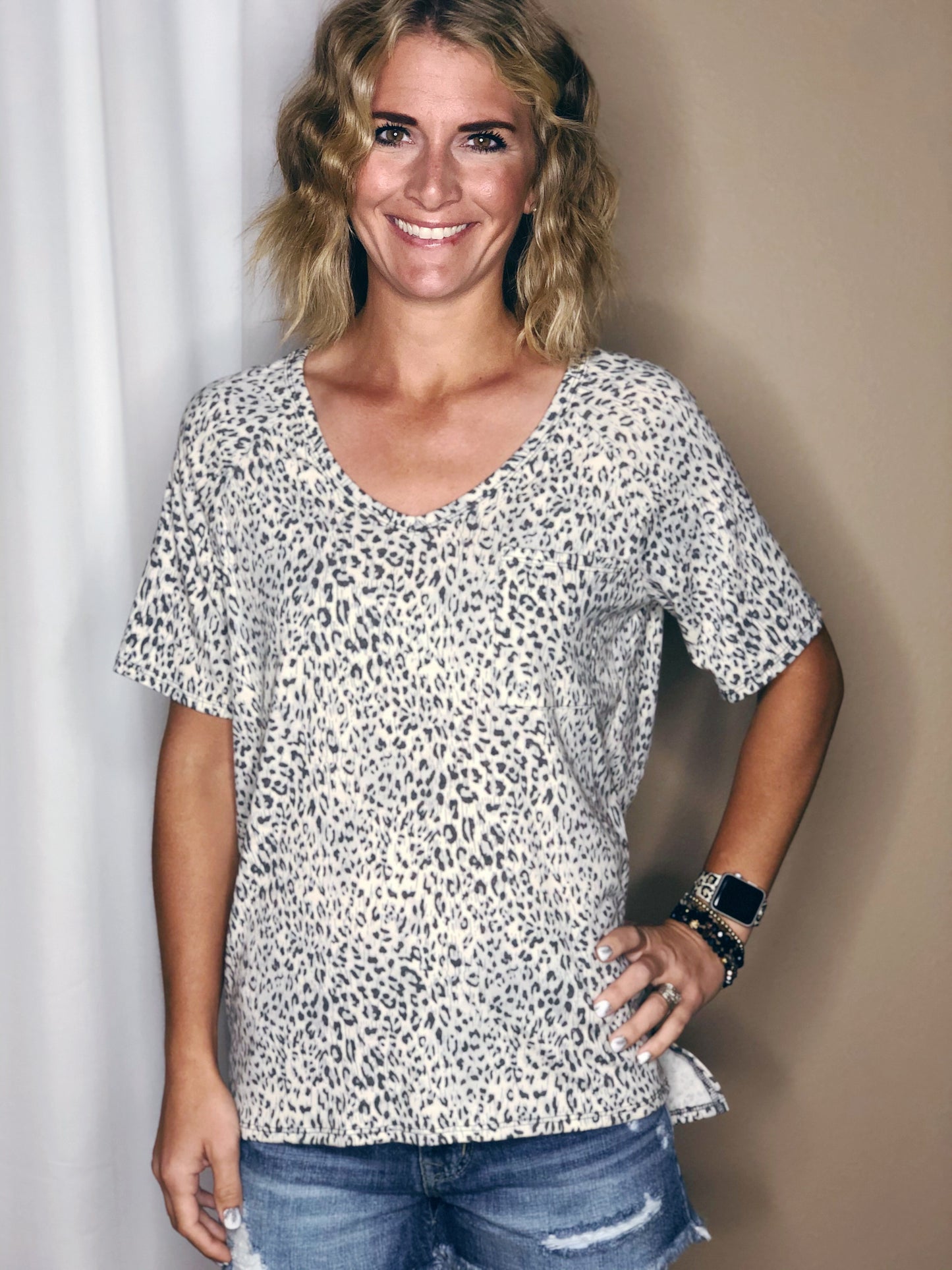 LEOPARD V-NECK WITH SIDE SLITS