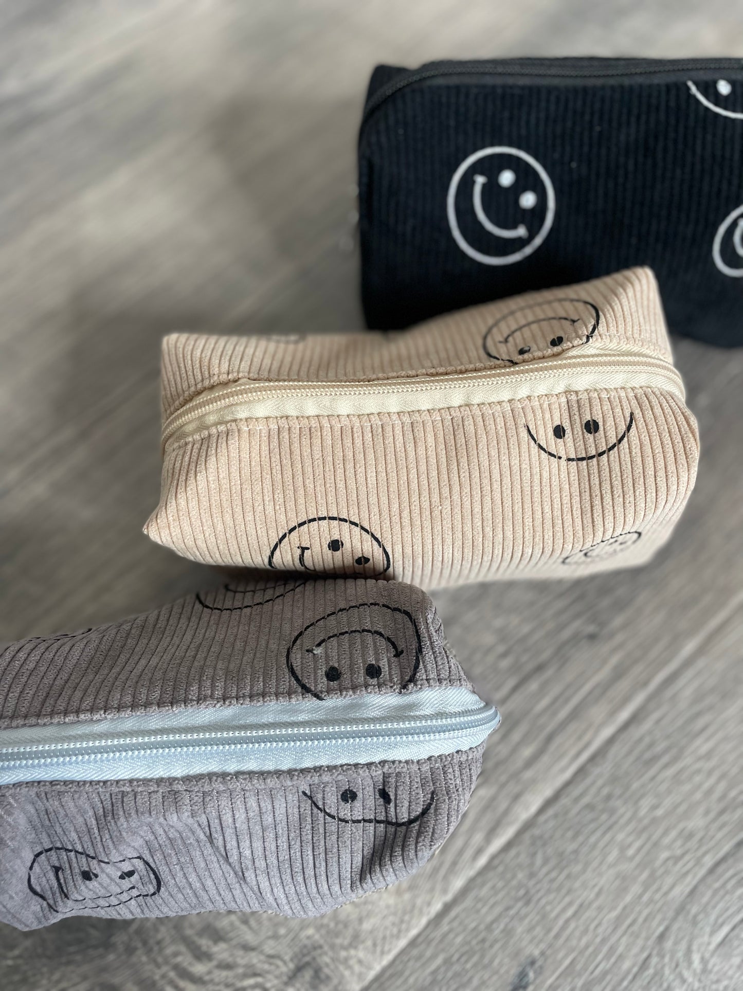 SMILEY POUCH BAG