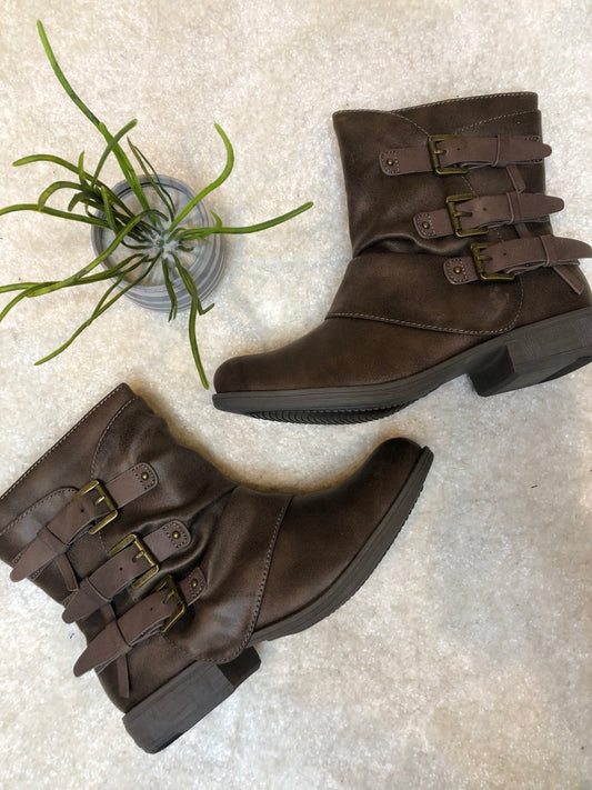 BUCKLE BOOTIE
