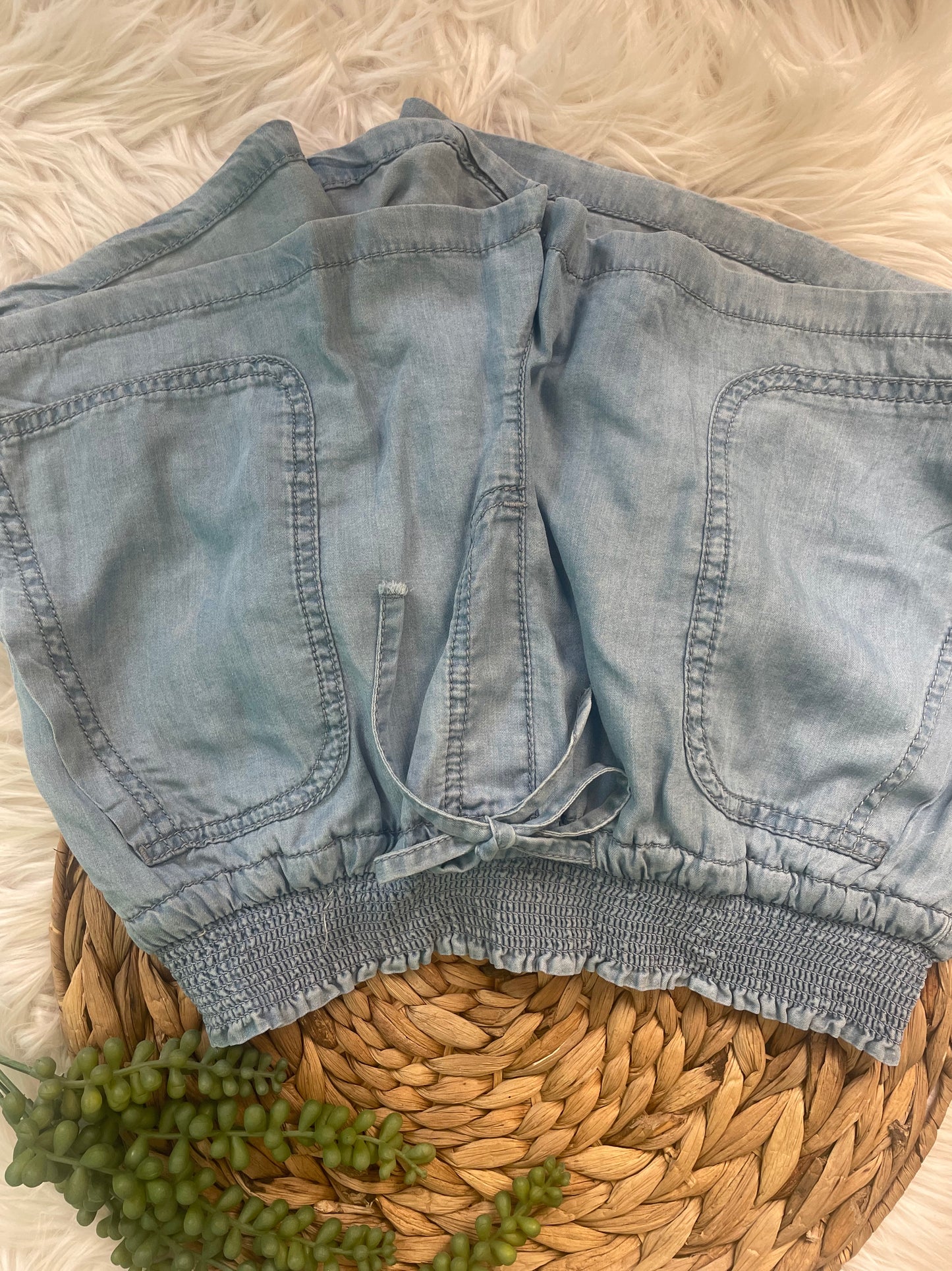 WOVEN SOLID SMOCKED WAIST SHORT