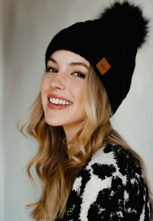 BLACK CABLE KNIT HAT BLACK POM ACCENT