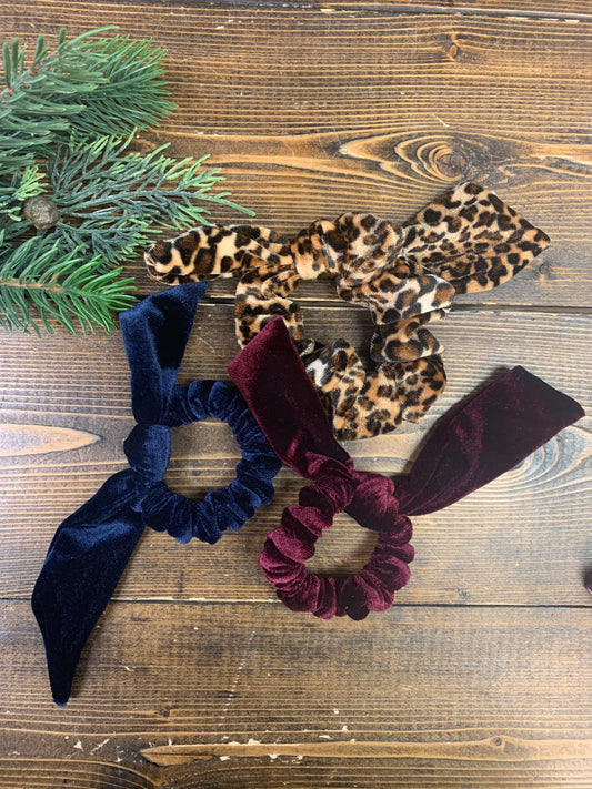 {BF} VELVET BOW SCRUNCHIE