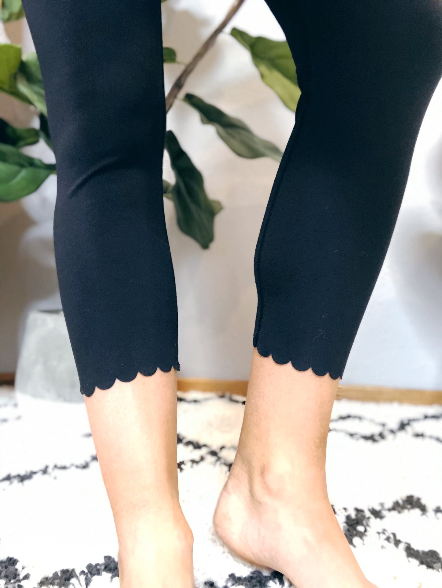 HIGH WAISTED SCALLOPED LEGGING