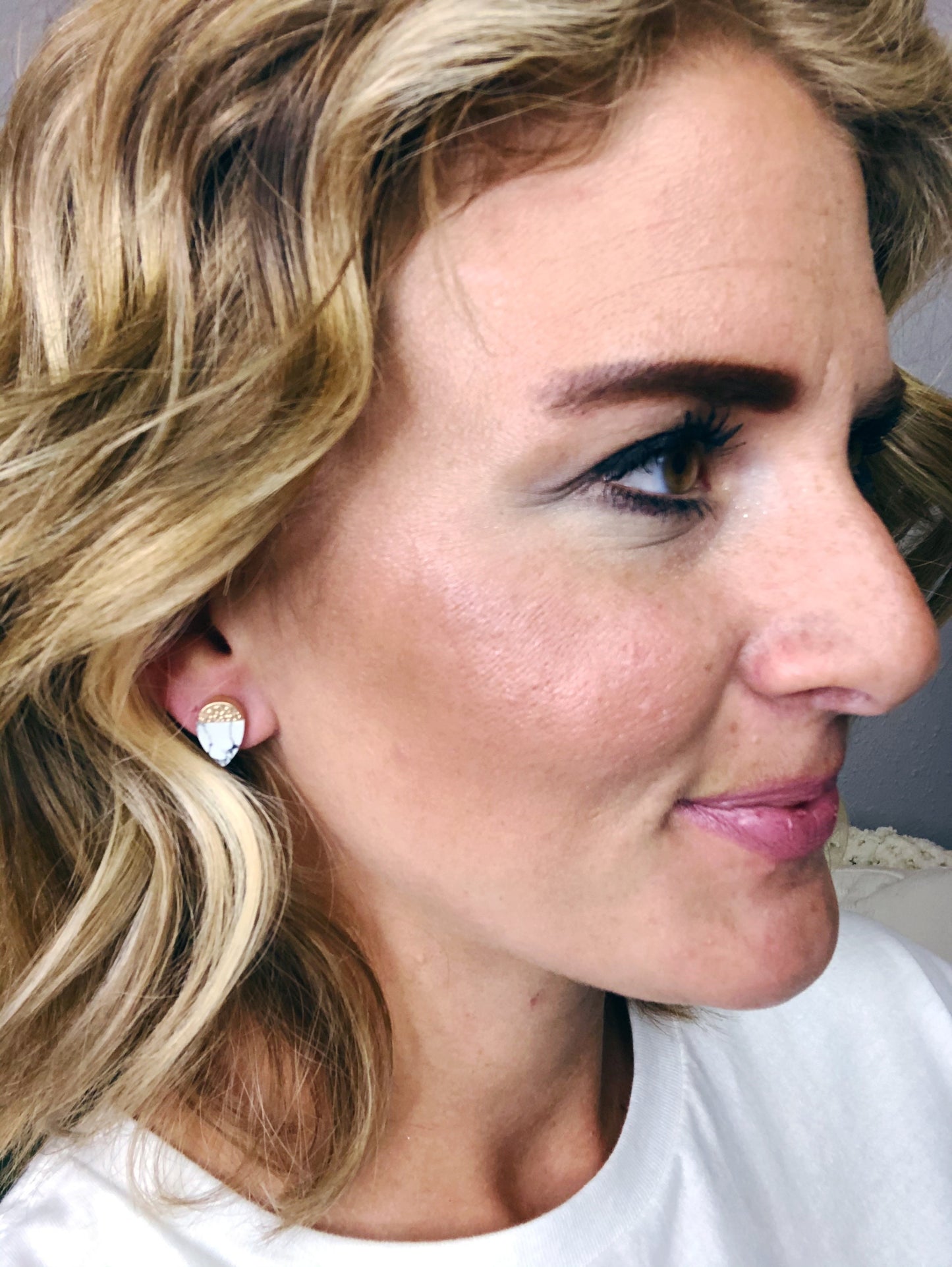 STONE STUD EARRINGS