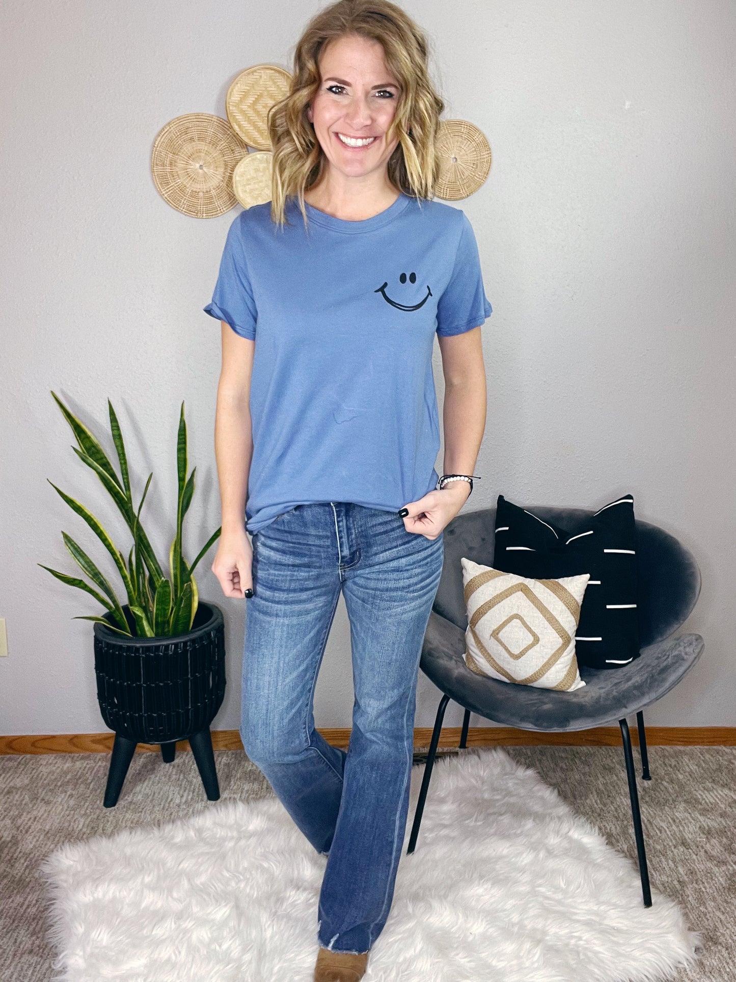 SMILEY FACE CORNER GRAPHIC TEE