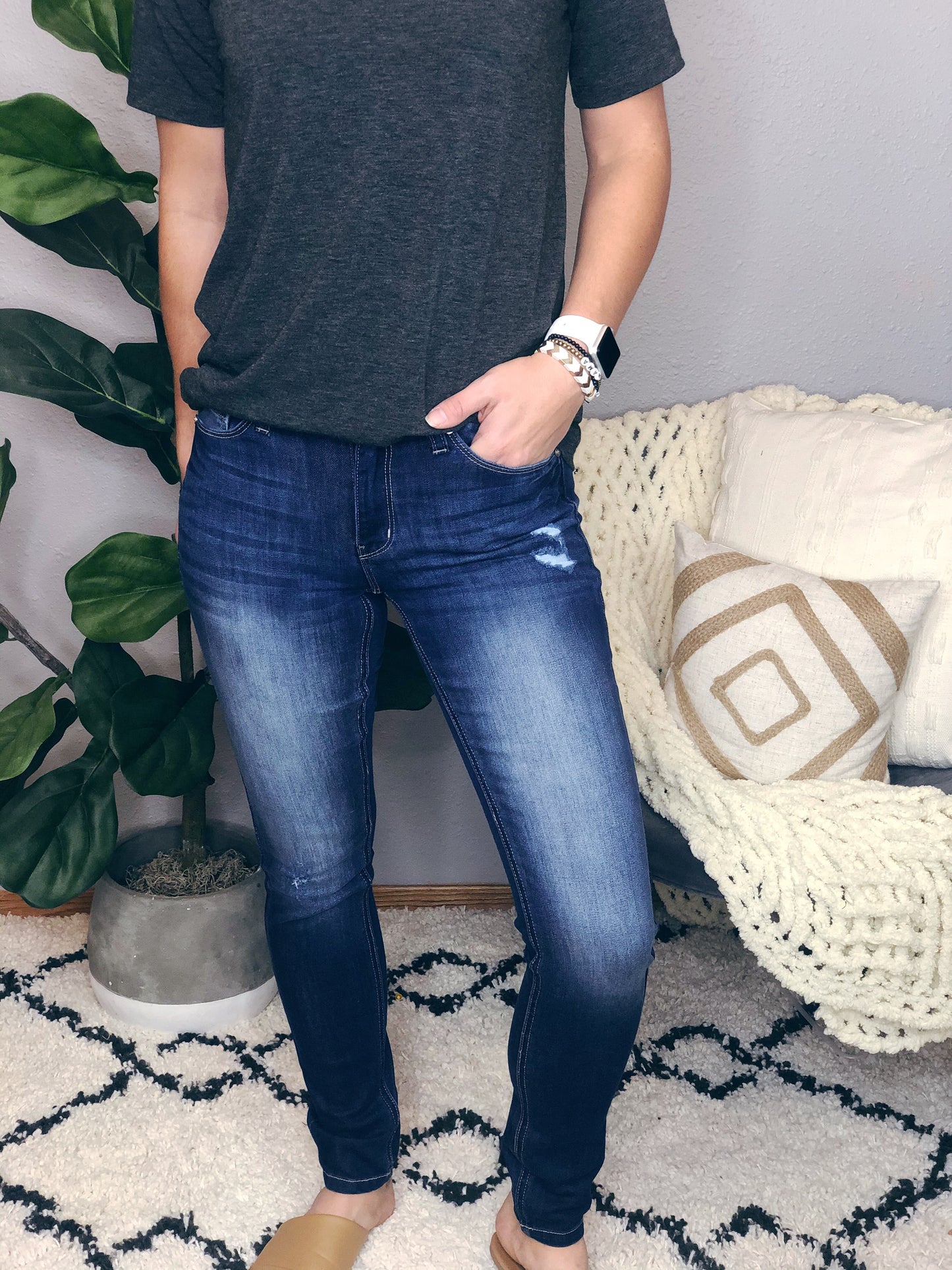 MID RISE DARK WASH KANCAN SKINNY JEAN
