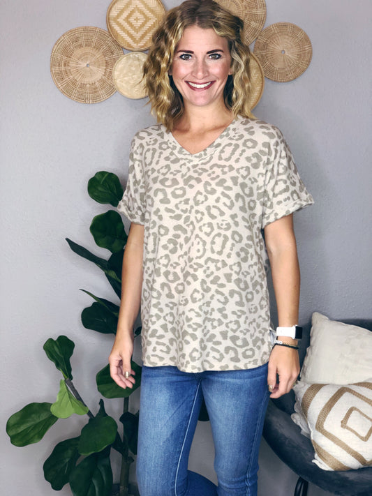 ROLLED SLEEVE LEOPARD TOP
