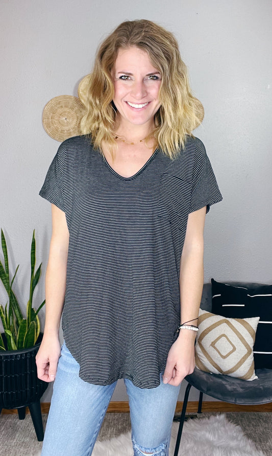 PIN STRIPE V-NECK CURVED HEM KNIT TOP