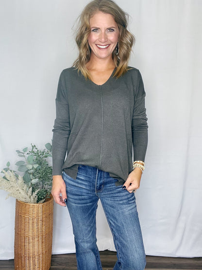 V-NECK CENTER SEAM DREAMY SWEATER