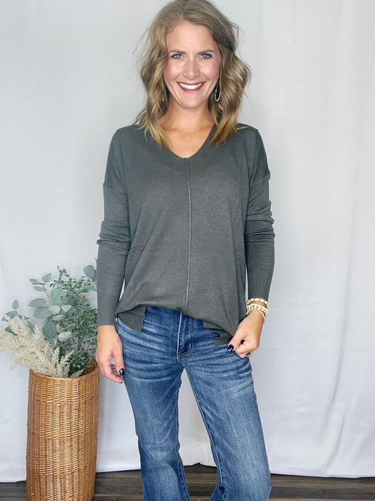 V-NECK CENTER SEAM DREAMY SWEATER