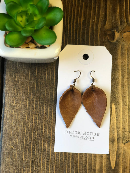SMALL BROWN LEATHER EARRING
