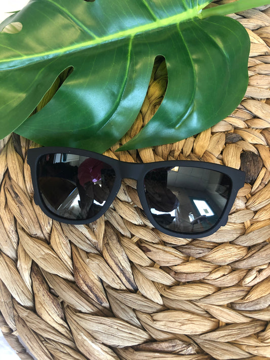 BLACK SUNGLASSES