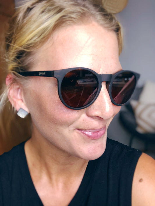 BROWN ROUND GOODR SUNNIES