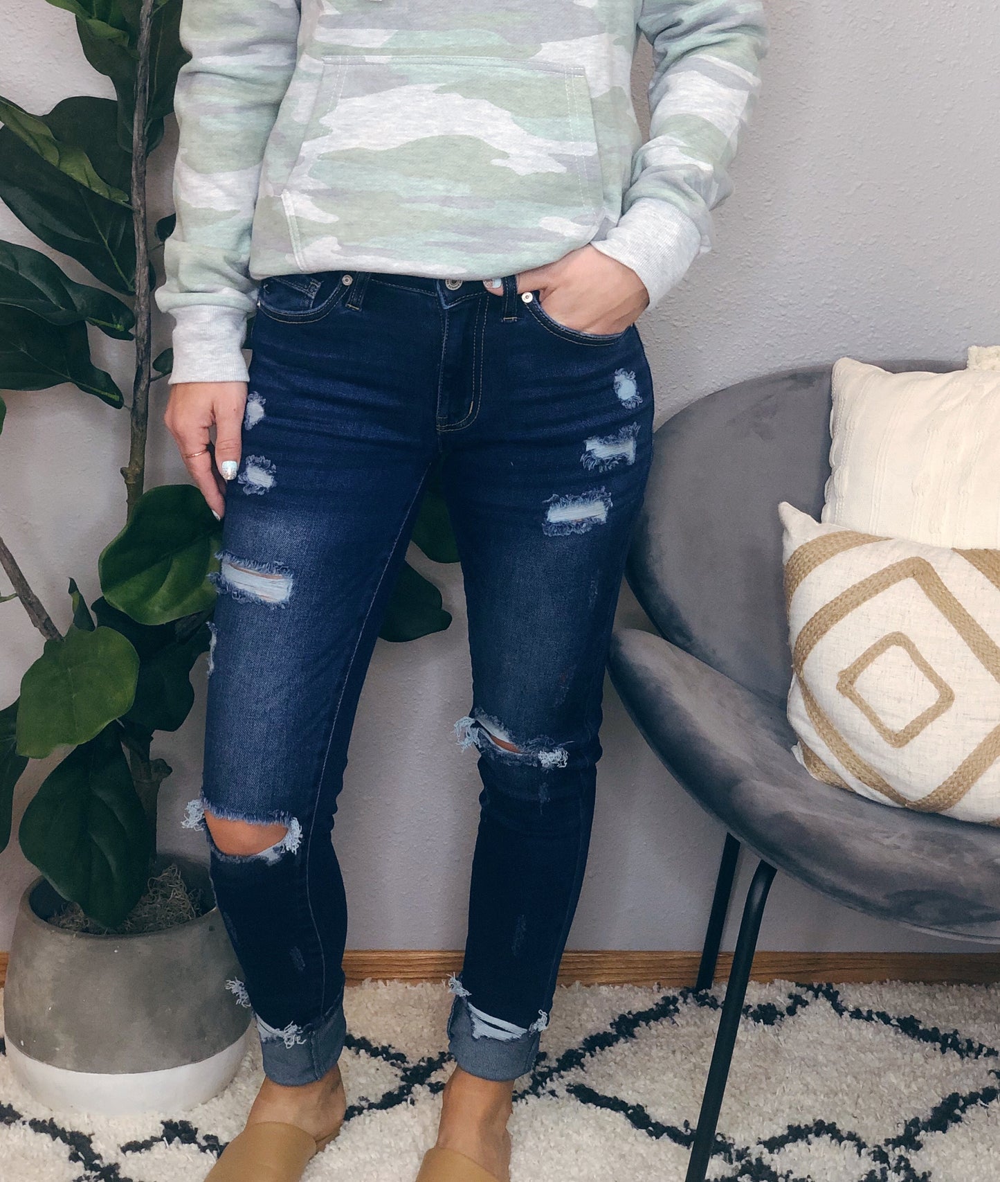 MIDRISE DARK WASH DISTRESSED KANCAN
