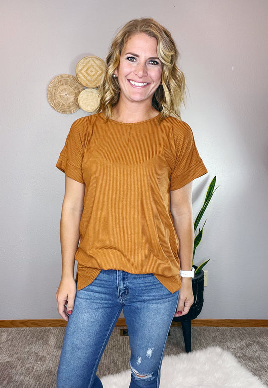 RIBBED ROUND NECK HI-LOW HEM TOP