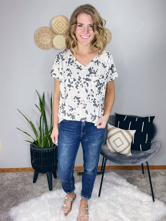 ABSTRACT PRINT V NECK POCKET TOP