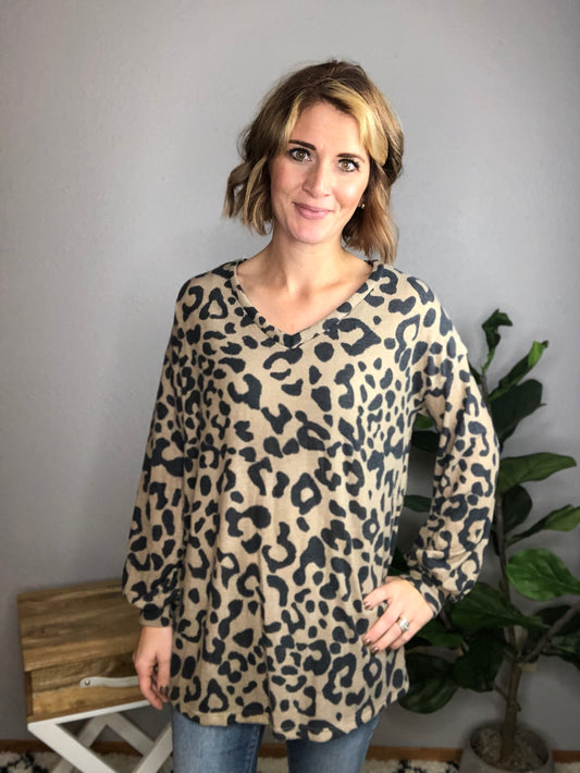 LEOPARD PRINT VNECK