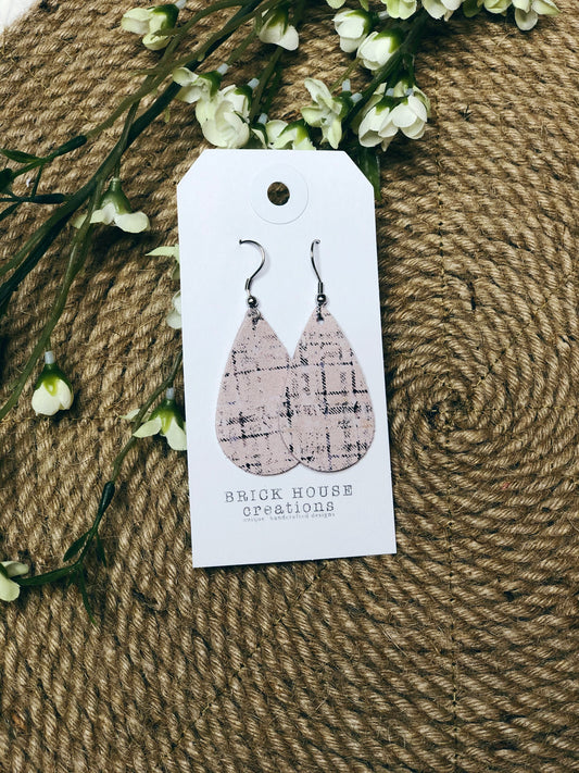 BLUSH PINK LINE LEATHER EARRING