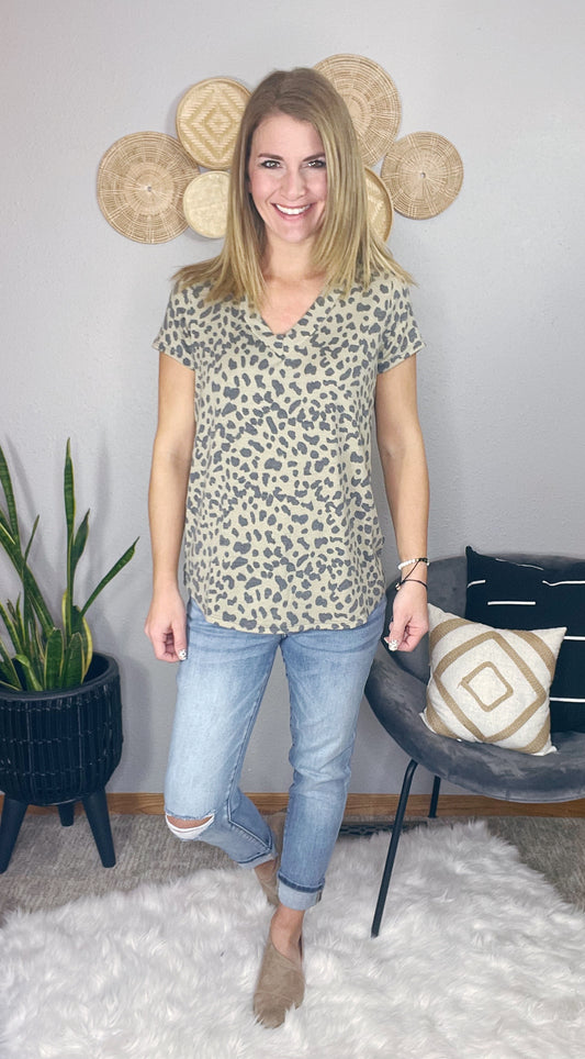 ANIMAL PRINT SHORT SLEEVE V NECK TOP