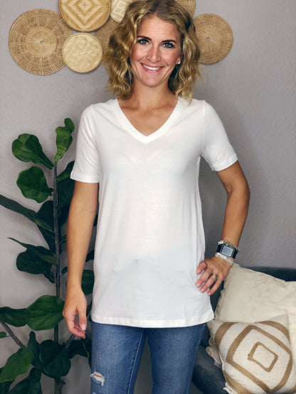 BASIC V-NECK TEE