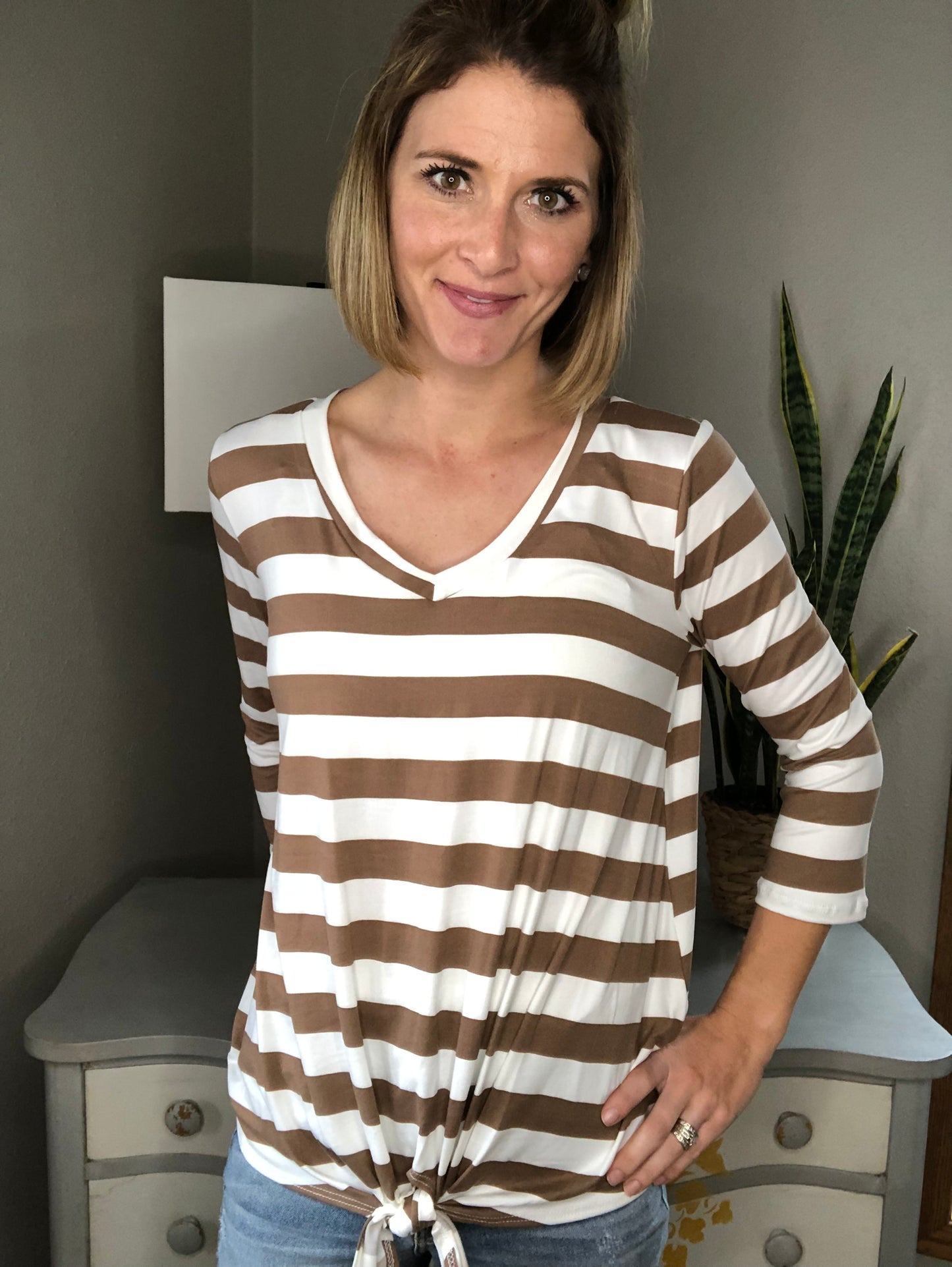 STRIPED V-NECK TEE