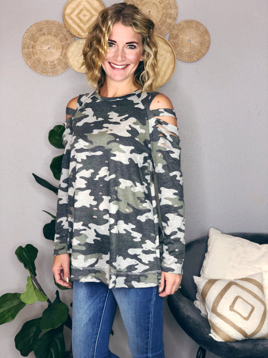 DISTRESSED CAMO SLIT SLEEVE TOP