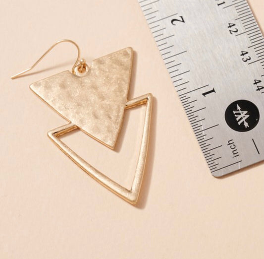 HAMMERED METAL TRIANGLE EARRING