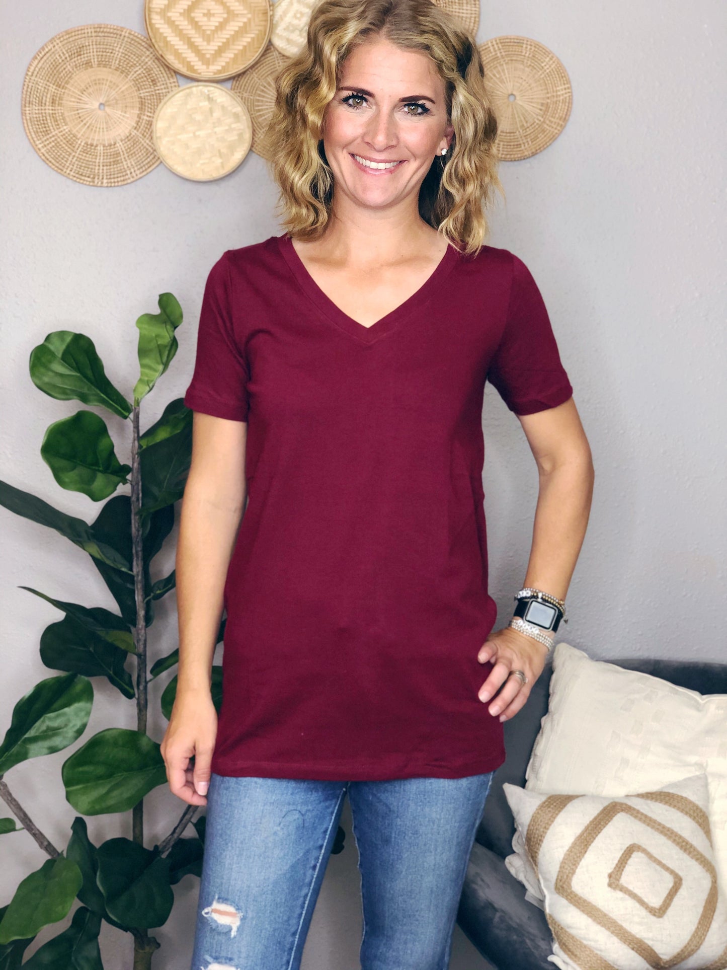BASIC V-NECK TEE