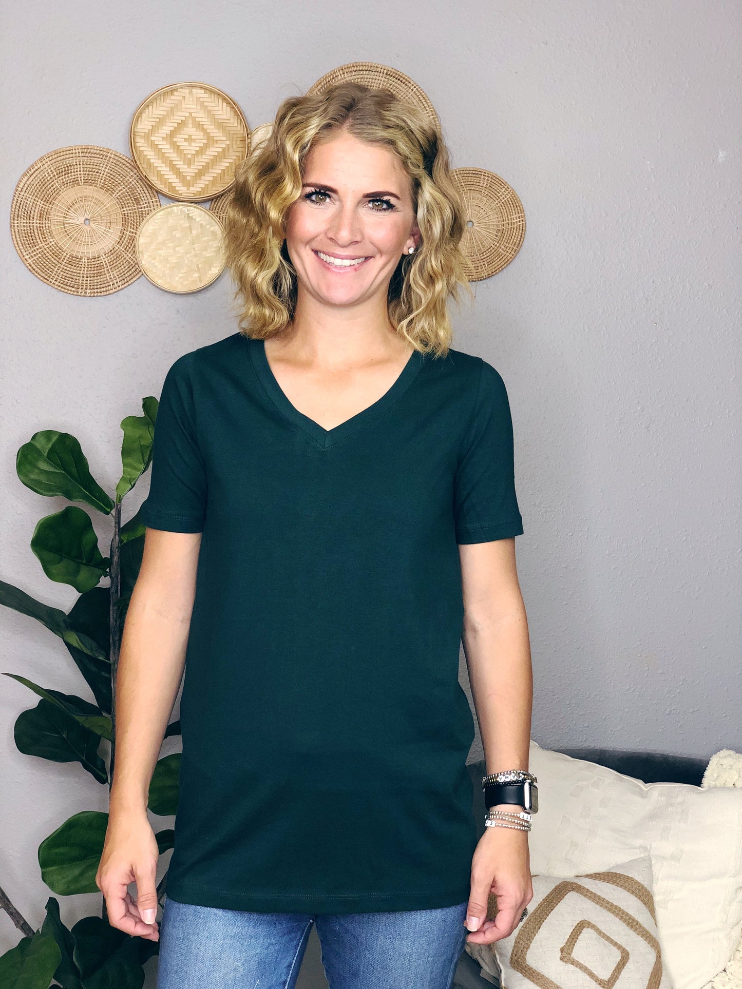 BASIC V-NECK TEE