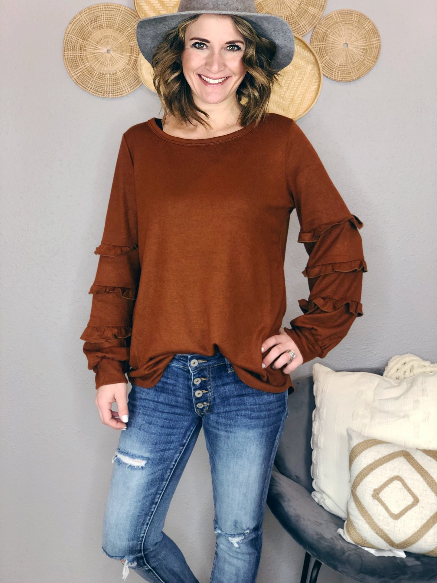 KNIT BUBBLE SLEEVE RUFFLE TOP