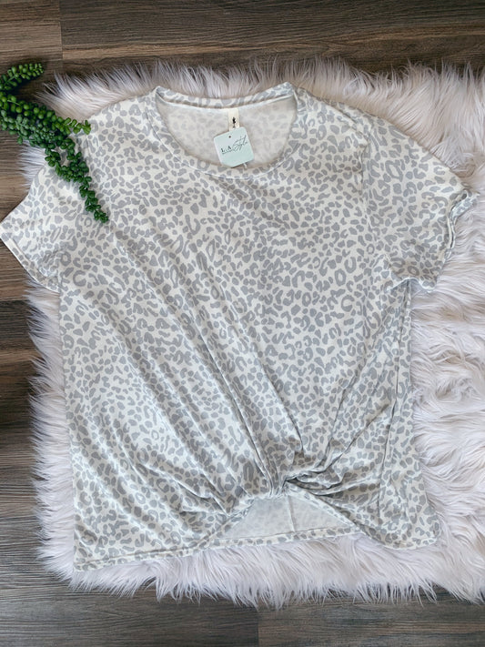 SHORT SLEEVE LEOPARD PRINT TOP {EXTENDED SIZE}