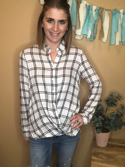PLAID TWIST HEM TOP