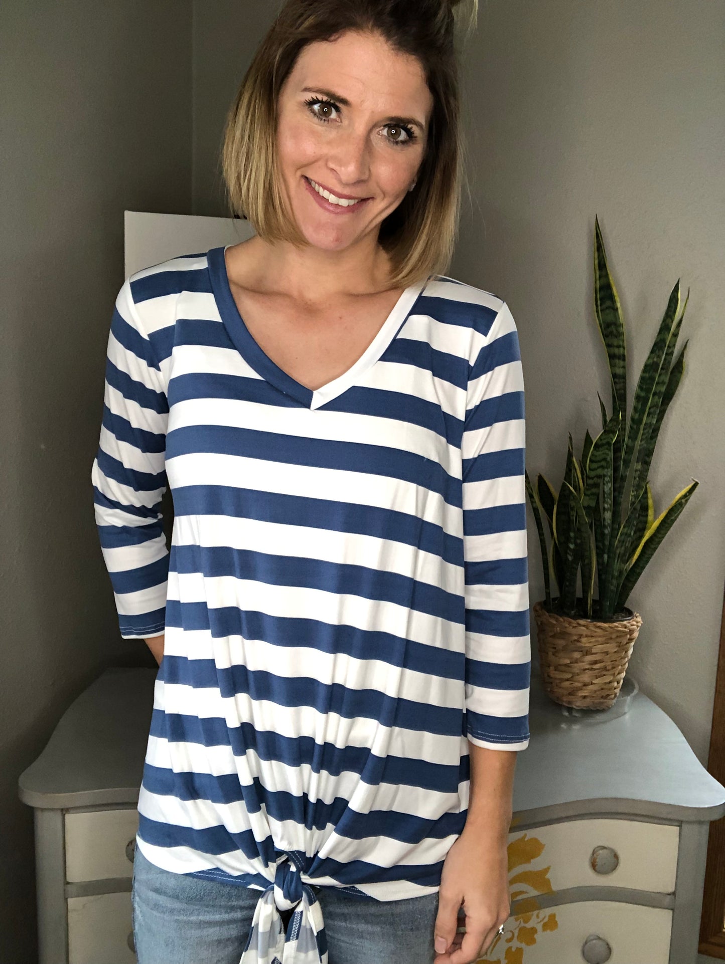 STRIPED V-NECK TEE
