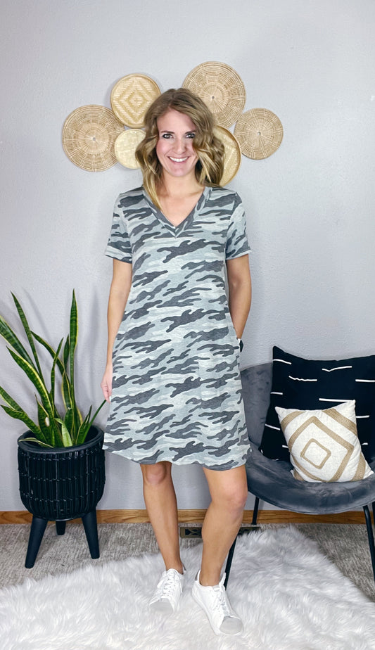 CAMO PRINT V-NECK