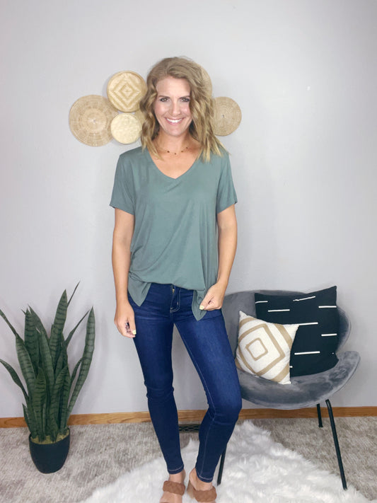 COTTON V NECK BASIC TEE W/ SIDE SLIT