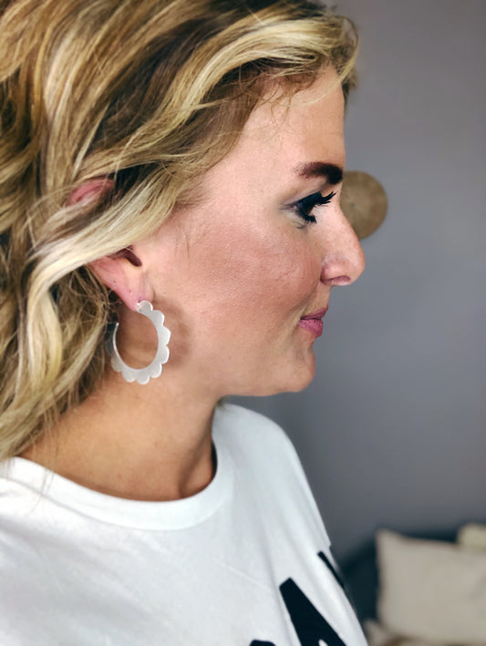 SCALLOPED HOOP EARRINGS