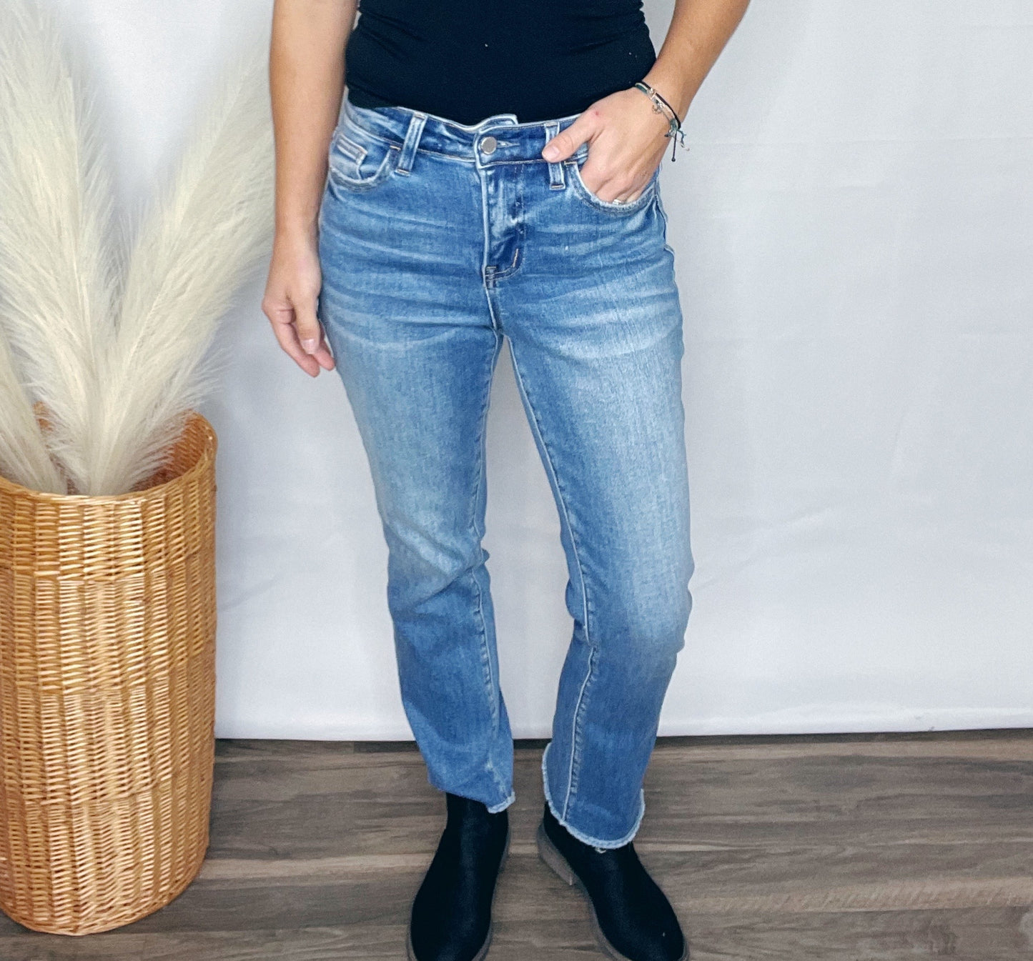 HIGH RISE STRAIGHT CROP JEAN W/ RAW HEM
