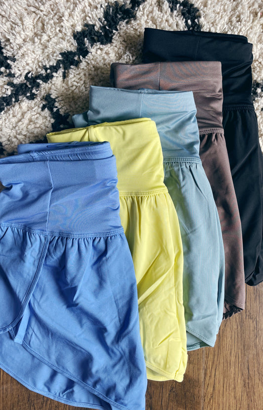 WOVEN SOLID BACK POCKET SHORTS